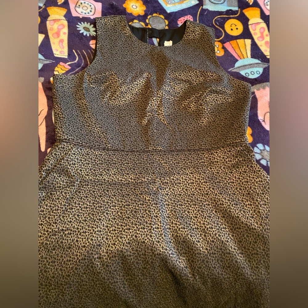 Endlessly chic gold and black jacquard dress- with pockets. - Picture 3 of 9